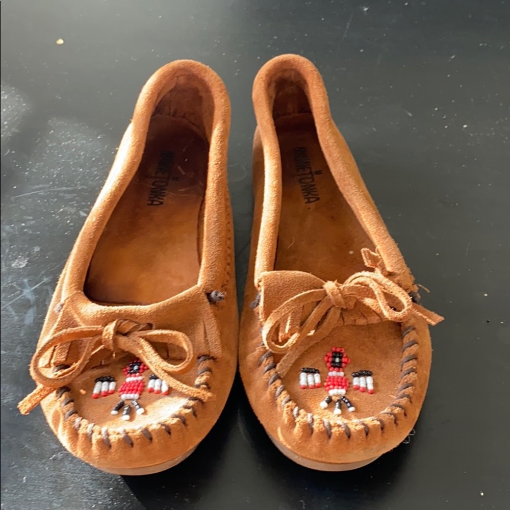 Minnetonka moccasin with beaded thunderbird, S 8
